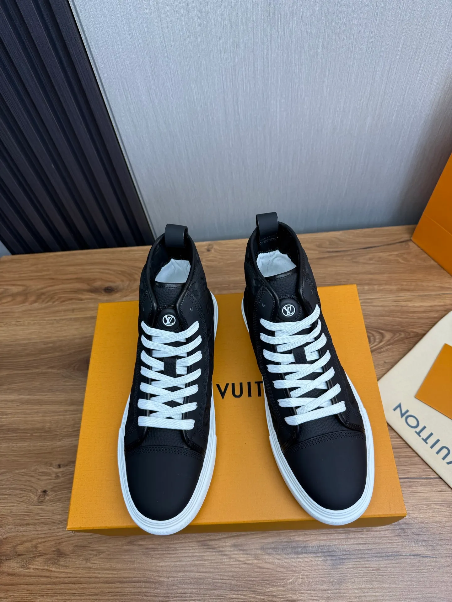 Men's shoes 💰840💰 LOUIS VUITTON [Luden Yiwei] The new trendy Lv is on the market 🎁, casual and fashionable men's shoes 👟 1:1 shipment ⬆️The upper is made of imported cowhide + cowhide mesh lining, the original wear-resistant rubber outsole, the version is simple and elegant, exclusive for trendy men. 38-45 (38.45 is non-refundable if made to order)